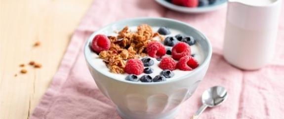 Полезные свойства йогурта с ягодами и мюсли